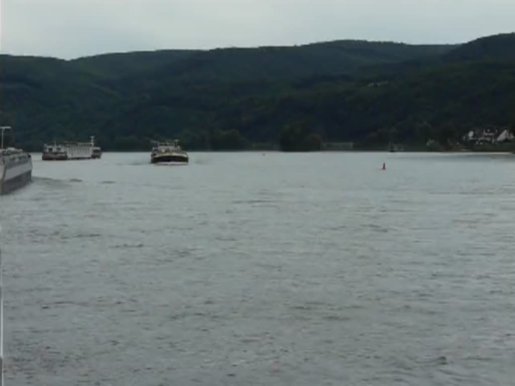 24.06.2011. Schiffsbegegnung auf dem Rhein mit dem Tankschiff Somtrans VI welches unter Luxemburgischerflagge fhrt.