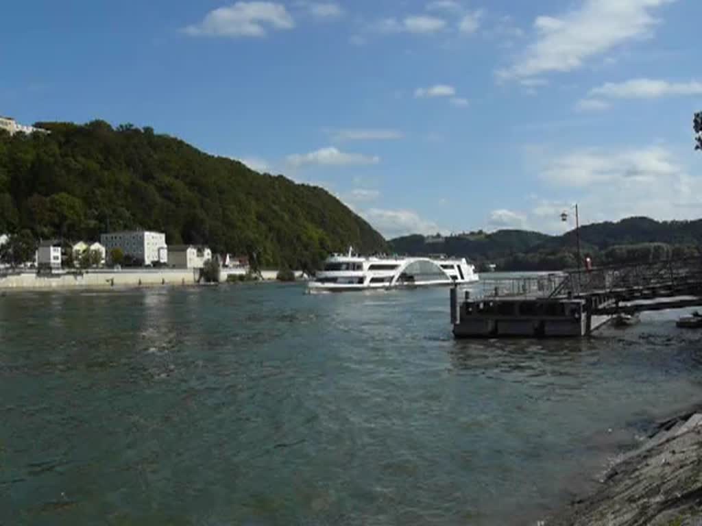 Das  KRISTALLSCHIFF  (DONAU), der Reederei Wurm & Kck, BJ 1981, Lnge 78 m, breite 10 m, mit 600 Innensitzpltzen und 200 Sitzpltze auf dem Freideck wird fr Ausflge und Linienfahrten genutzt. Das Schiff wurde im Winter 2006/2007 aufwendig umgebaut. Auf dem Video fhrt es flussauwrts auf der Donau ihrer Anlegestelle in Passau entgegen. 16.09.2010