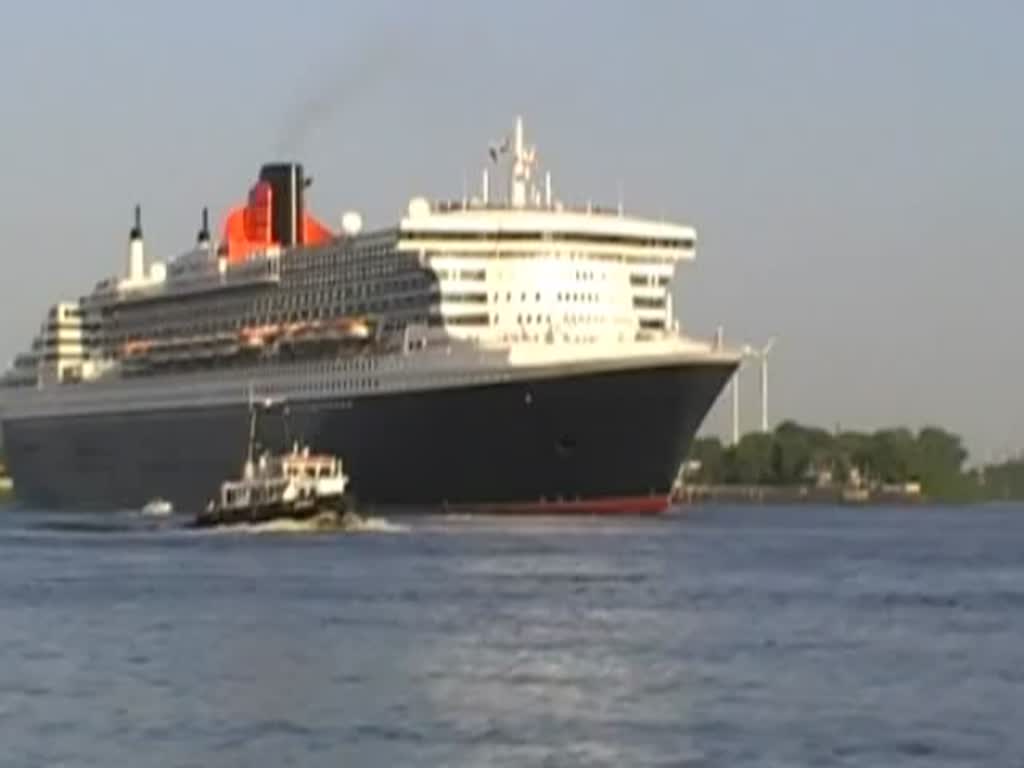 Die aus Hamburg auslaufende Queen Mary 2 passiert am 20.05.12 Teufelsbrück und grüsst die Leute am Ufer mit ihrem mächtigen Horn.