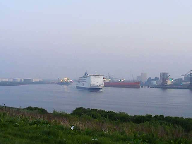 Pride of Hull, auslaufend nach Hull am 1.5.2009 2115h. 214m lang 32m breit.