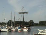 Eine Hansekogge l�uft in den Rostocker Stadthafen ein. HANSE-SAIL 2008 ...