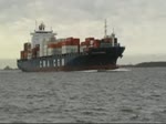 Containerschiffe/278/die-nach-hamburg-einlaufende-cma-cgm Die nach Hamburg einlaufende CMA CGM Sambhar IMO-Nummer:9295969 Flagge:Zypern L�nge:269.0m Breite:32.0m Baujahr:2006 Bauwerft:CSBC,Kaohsiung Taiwan begegnet bei L�he dem aus Hamburg auslaufenden Ro-Ro Frachter Atlantic Compass IMO-Nummer:8214176 Flagge:Schweden L�nge:292.0m Breite:32.0m Baujahr:1987 Bauwerft:Kockums,Malm� Schweden aufgenommen am 19.03.11