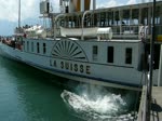 Whrend dem die Schauffelrder des Raddamfers  LA SUISSE  einen starken Wasserstrudel erzeugen entfernt sich das Schiff von der Anlegestelle in Vevey March.  26.05.2012