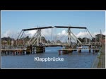 Die kurz vor der Sanierung und somit vor der Sperrung stehende Holzklappbrücke im Hafen von Greifswald-Wieck wird für drei Boote geöffnet.