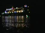 kreuzfahrt---passagierschiffe/156/strahlend-erleuchtet-verlsst-die-knigin-von Strahlend erleuchtet verl�sst die K�nigin von Hamburg die Queen Mary 2 ihren heimlichen Heimathafen und passiert dabei am 15.08.09 das Willkommen H�ft in Wedel.