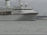 Der aus dem ZDF bekannte Kreuzfahrer Deutschland passiert auslaufend aus ...