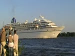 kreuzfahrt---passagierschiffe/294/die-amadea-imo-nummer8913162-lnge1930m-breite280m-flaggebahamas Die Amadea IMO-Nummer:8913162 L�nge:193.0m Breite:28.0m Flagge:Bahamas Heimathafen:Nassau Tonnage:29.000BRZ Geschwindigkeit:20Knoten Besatzung:250/280 Passagiere:600 Kabinenanzahl:306 Baujahr:1991 Bauwerft:Mitsubishi Heavy Industries,Kobe Japan auslaufend aus Hamburg passiert das Willkommen H�ft in Schulau Wedel am 08.05.11