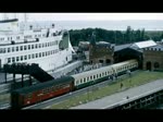 1989, Die DR-Eisenbahnfhre  Warnemnde  erreicht den Hafen von Gedser
in Dnemark.
Die Fracht bestand aus den Kurswagen des Schnellzuges ´Neptun´ Berlin Kopenhagen.
Die restlichen Wagen werden von der dnischen Diesellok aus dem Schiff
gezogen.