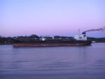 Ordentlich Qualmen tut der aus Hamburg auslaufende Tanker Ocean Spirit IMO-Nummer:9235701 Flagge:Marshallinseln Länge:176.0m Breite:31.0m Baujahr:2003 Bauwerft:Shinasb Yard,Tongyoung