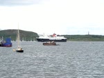 Ein F�hrschiff der Calodian MacBrane f�hrt in den Hafen Oban ein