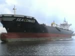 Der Tanker Seaconger IMO-Nummer:9352298 Flagge:Deutschland L�nge:177.0m Breite:28.0m Baujahr:2005 Bauwerft:Lindenau Schiffswerft,Kiel Deutschland passiert auf dem Nord-Ostsee-Kanal die Schiffsbegr��ungsanlage bei Rendsburg am 22.04.12 und gr�sst dort ...