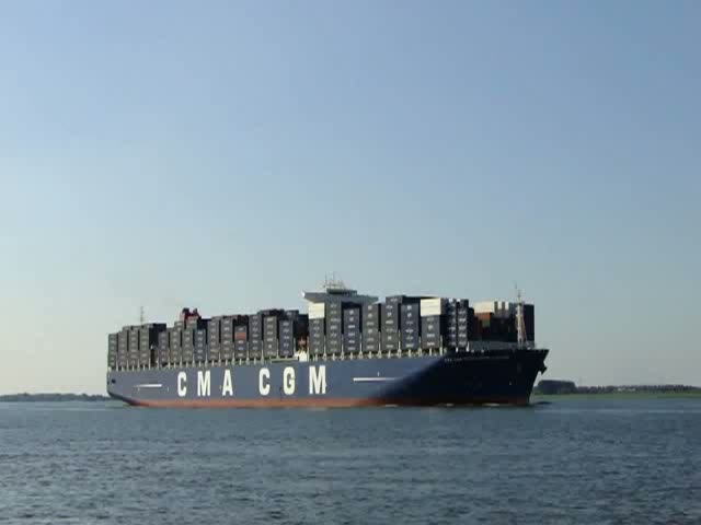 „CMA CGM Christophe Colomb“ Kurs Hamburg.Der Frachter bringt es auf eine Tragfhigkeit von 157.000 Tonnen. Der 365 Meter lange und 51 Meter breite Containerriese kann 13 800 Container laden. Brckenhaus und der Schornstein sind rumlich voneinander getrennt. Nur so ist es mglich, dass das Brckenpersonal einen ungestrten Blick ber das Containermeer an Bord hat.