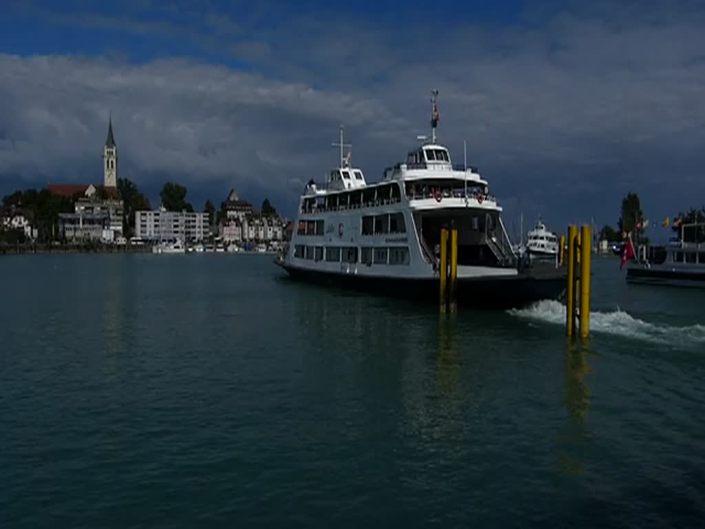 Abfahrt der Autofhre  Romanshorn  vom Fhrhafen Romanshorn in Richtung Friedrichshafen und die MS  Thurgau  fhrt ihrem Anlegeplatz im Hafen von Romanshorn an, am 15.09.2012 entgegen.