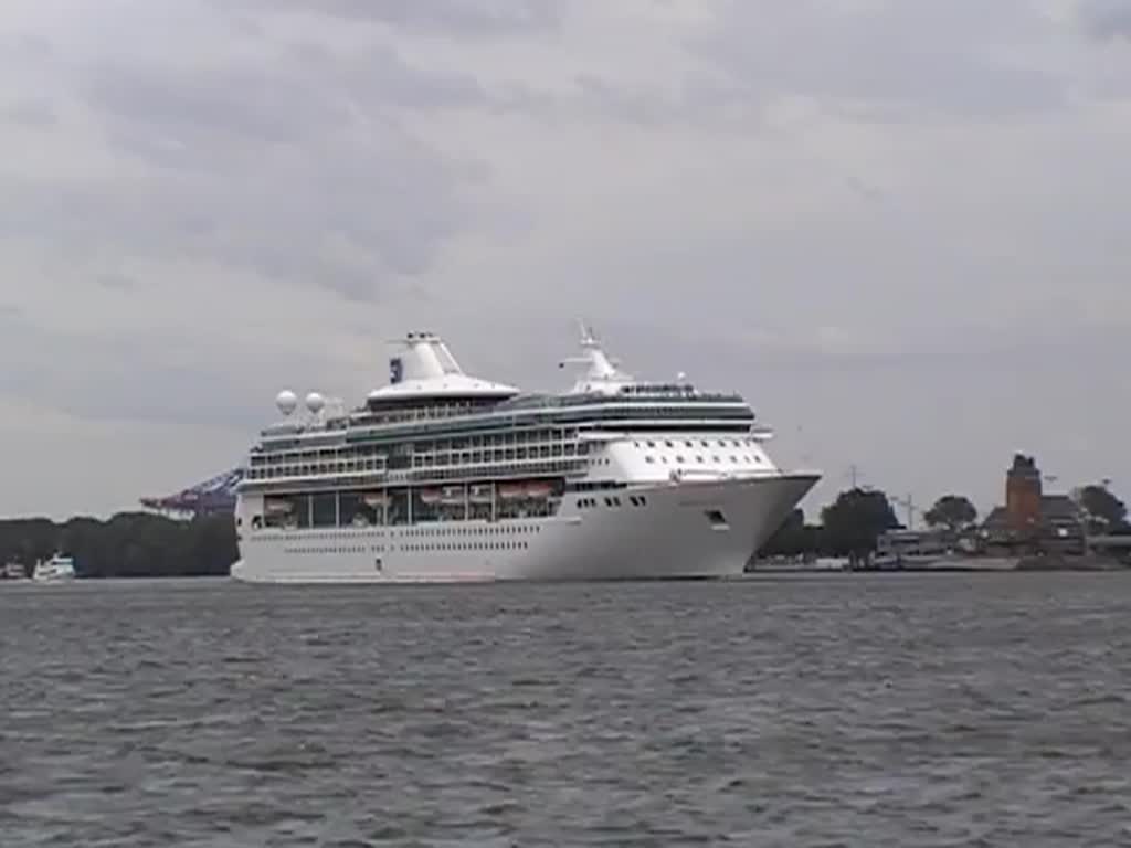 Am 10.08.14 passiert die Legend Of The Seas IMO-Nummer:9070620 Flagge:Bahamas Länge:264.0m Breite:36.0m Baujahr:1995 Bauwerft:Chantiers De L'atlantique,Nantes Saint Nazaire Frankreich den Anleger Hamburg Teufelsbrück.