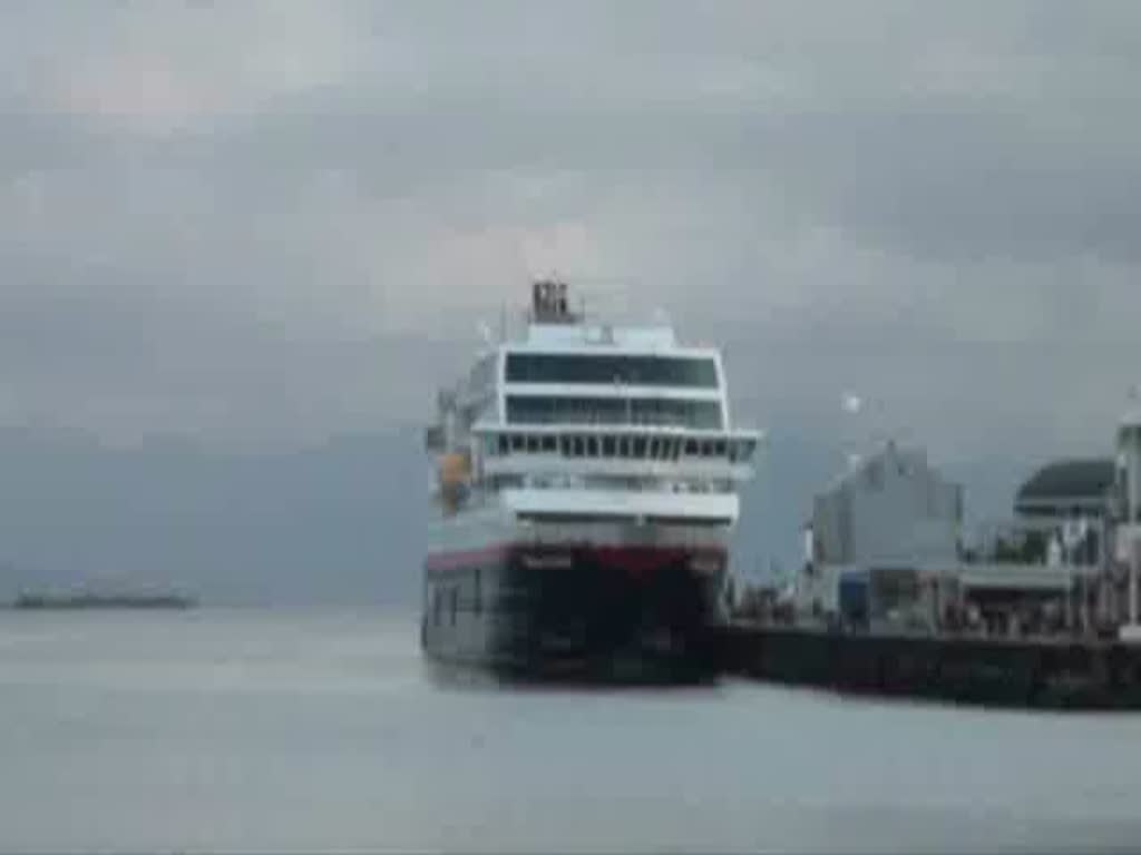 Am 20.Juni 2011 am Hafen von Molde in Norwegen legten die Hurtigrutenschiffe  Trollfjord Heimathafen Tromsö IMO:9233258 ab und Richard With Heimathafen Narvik IMO:9040429 an.

