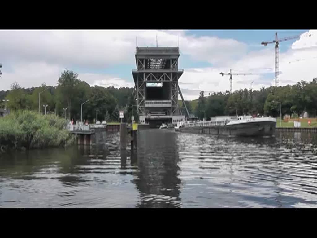 Am Schiffshebewerk in Niederfinow kann man von mehreren Stellen aus den Schleusungsvorgang beobachten. Unter anderem sind verschiedene Wasserfahrzeuge aufgenommen worden,wie Sportboote, Frachtschiffe und Fahrgastschiffe z.B. die Princess. Am Anfang und Ende des Videos sieht man die Baustelle des neuen Schiffshebewerks Niederfinow Nord. - 12.07.2012 (Ablauf wurde am PC beschleunigt)
