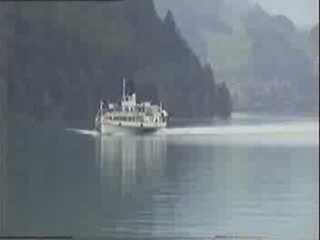 Begegnung auf dem Brienzersee mit dem Dampfschiff Ltschberg im September 1993. (Eine Video-8 Aufnahme)