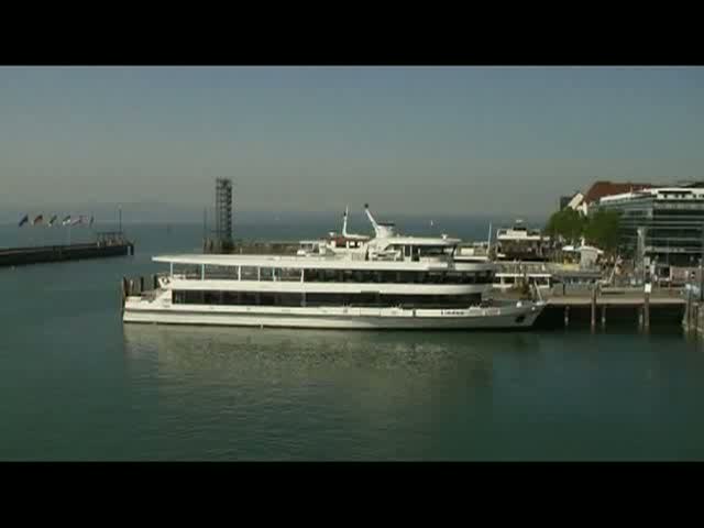 Bodensee 2008 - Von der Fhre  Euregia  Friedrichshafen-Romanshorn lsst sich der Schiffsbetrieb im Friedrichshafener hafen sehr schn beobachten. Das Kursschiff  Lindau  bricht in Krze zur Insel Mainau auf und Katamaran  Ferdinand  trifft aus Konstanz in Friedrichshafen ein. Leider gibt es (noch) keine Kategorie  Bodensee . Friedrichshafen am Bodensee 09.05.2008