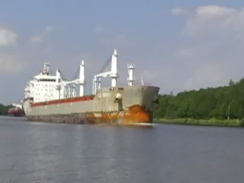 Bulker Luebbert IMO-Nummer:9415167 Flagge:Liberia Länge:190.0m Breite:24.0m Baujahr:2010 Bauwerft:Wuhu Xinlian Shipbuilding,Wuhu China bei Grünental im Nord-Ostsee-Kanal am 30.06.12 