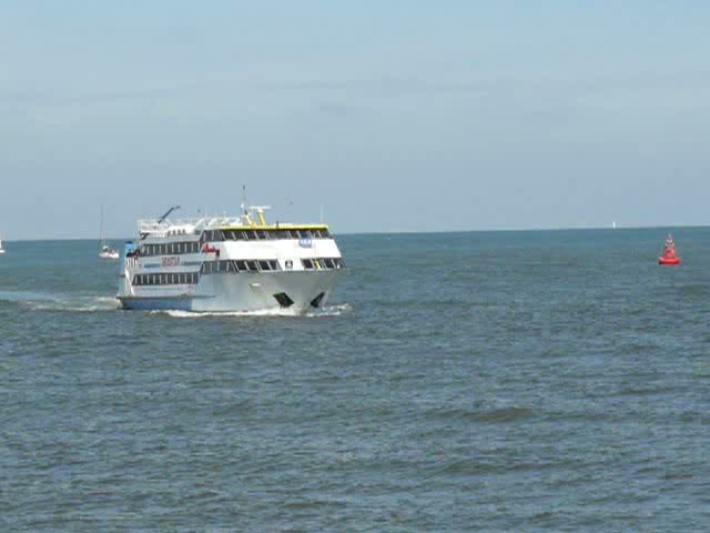 Das Ausflugsschiff  SEASTAR  kehrt von einer Rundfahrt um das Kstengebiet von Oostende in den Hafen zurck. 14.09.2008