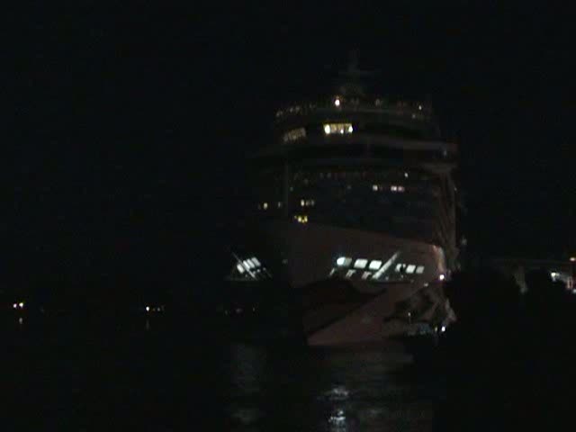 Das Auslaufen der MS Aida blu aus dem Kreuzfahrthafen WARNEMNDE. Die Schlepper begleiten sie und das Feuerwerk rundet die Ausfahrt und die  Port-Party  ab.

05.05.2010