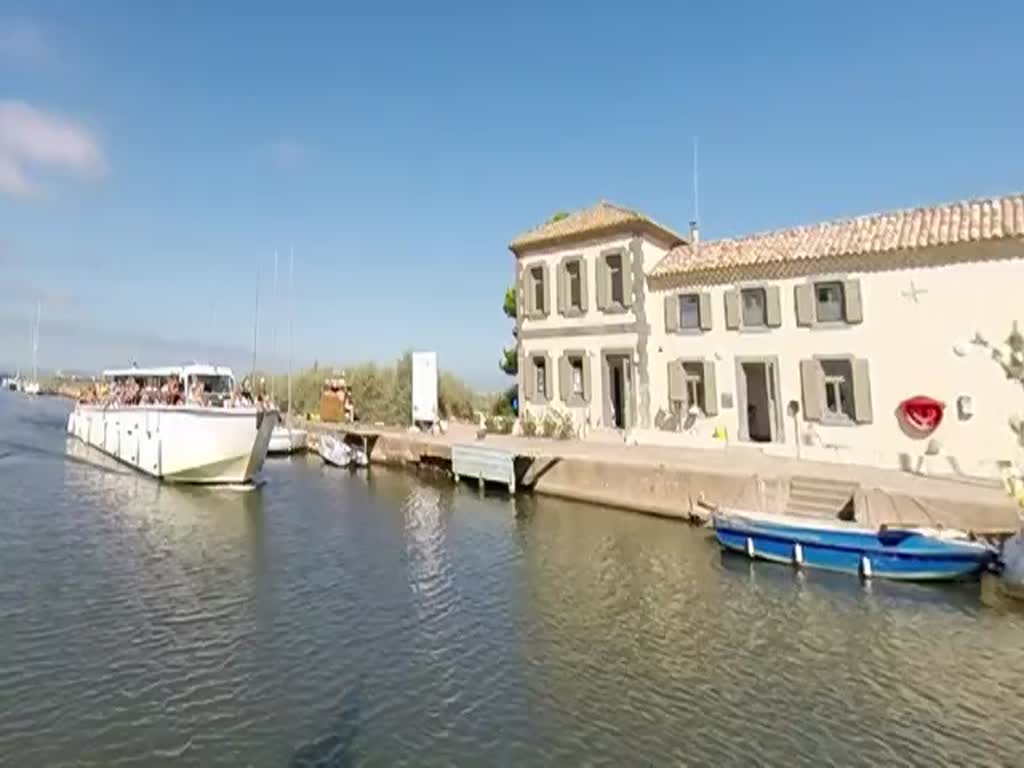 Das FGS  Millésime  ST 924 877 aus Sète verlässt den Étang de Thau in Richtung Canal du Midi, 27.08.2015