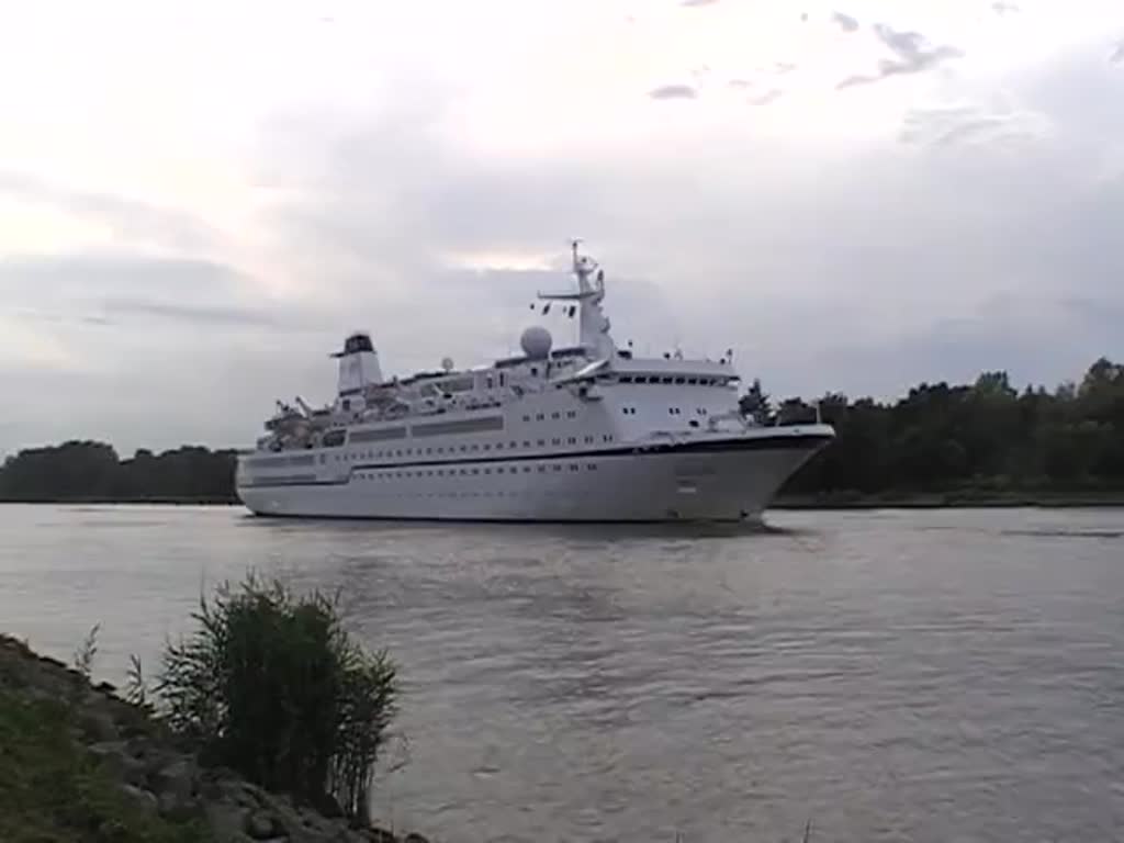 Das kleine Kreuzfahrtschiff Berlin IMO-Nummer:7904889 Flagge:Malta Länge:140.0m Breite:18.0m Baujahr:1980 Bauwerft:Howaldtswerke-Deutsche Werft GmbH,Kiel Deutschland passiert die Weiche Fischerhütte im Nord-Ostsee-Kanal am 19.07.17