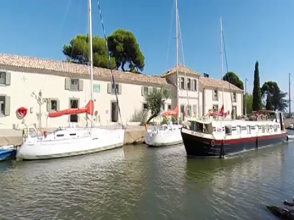 Das Motorboot  Béatrice  NY 3804 F verlässt den Canal du Midi in Richtung Étang de Thau, 27.08.2015