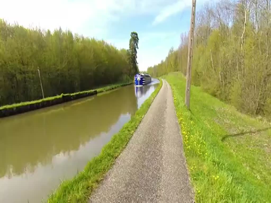 Das Theaterschiff  La Lucarne  auf dem Canal de la Sarre von Mittersheim nach Gondrexange, zwischen den Schleusen 10 und 9 am 22.04.2016