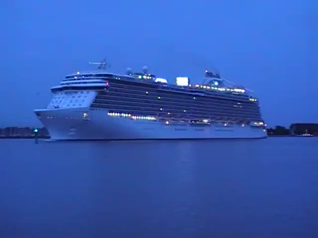 Der Kreuzfahrtriese Regal Princess IMO-Nummer:9584724 Flagge:Bermuda Länge:330.0m Breite:44.0m Baujahr:2014 Bauwerft:Fincantieri Cantieri Navali Italiani,Monfalcone Italien auslaufend aus Warnemünde am 09.07.16