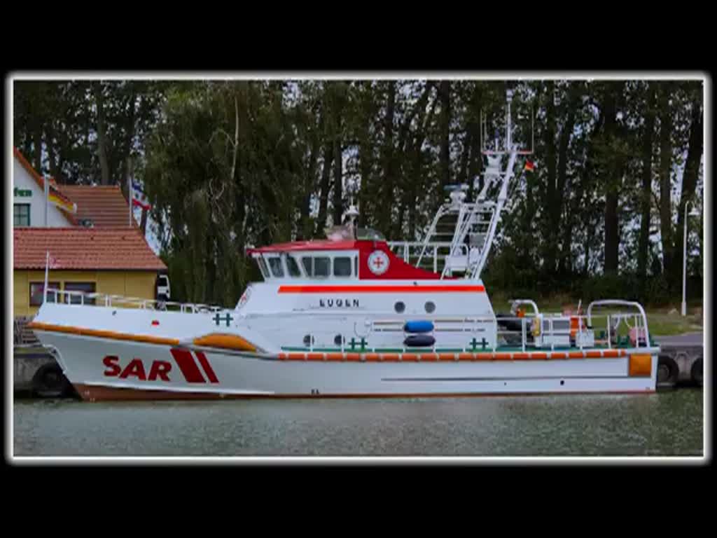 Der SAR Seenotrettungskreuzer EUGEN beim Ablegen im Fischereihafen Freest auf der Fahrt zur Greifswalder Oie. Er fährt an der Insel Ruden vorbei. Die Fähre APOLLO I pendelt zwischen der ehemaligen Lotseninsel Ruden und dem Fischereihafen Freest. - 19.08.2014