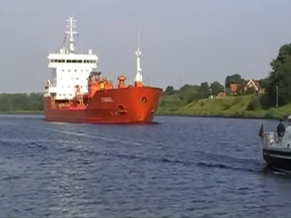 Der Tanker Stenberg IMO-Nummer:9283978 Flagge:Gibraltar Länge:144.0m Breite:23.0m Baujahr:2003 Bauwerft:Jiangnan Shipyard Group,Shanghai China in Richtung Brunsbüttel auf dem Nord-Ostsee-Kanal fahrend aufgenommen am 20.08.11