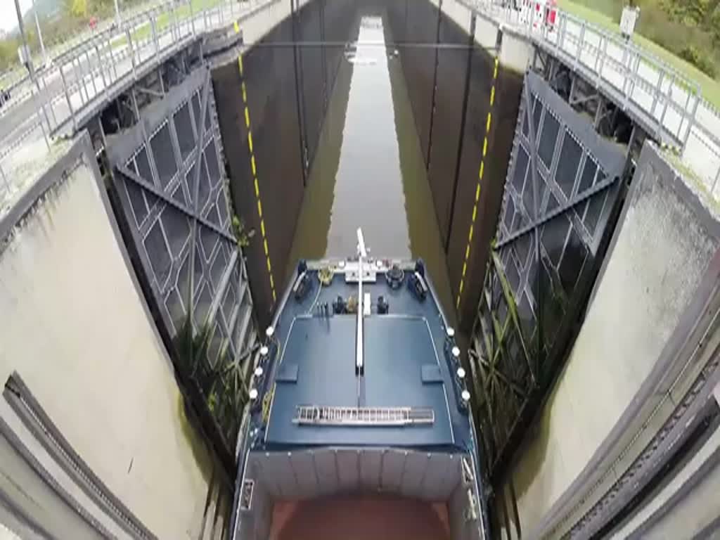 Deutschland, Rheinland-Pfalz, die Saar bei Kanzem: das Frachtschiff  LEYLA  auf dem Weg von Konz nach Saarbrücken fährt in die Schleuse Kanzem ein. 27.10.2014