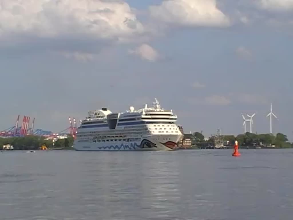 Die AIDAluna IMO-Nummer:9334868 Flagge:Italien Länge:252.0m Breite:38.0m Baujahr:2009 Bauwerft:Meyer Werft,Papenburg Deutschland auslaufend aus Hamburg passiert den Fähranleger Teufelsbrück am 14.05.17