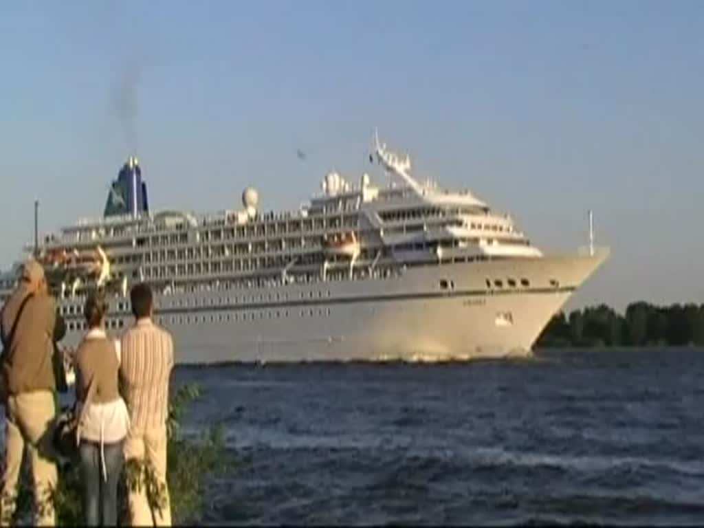 Die Amadea IMO-Nummer:8913162 Länge:193.0m Breite:28.0m Flagge:Bahamas Heimathafen:Nassau Tonnage:29.000BRZ Geschwindigkeit:20Knoten Besatzung:250/280 Passagiere:600 Kabinenanzahl:306 Baujahr:1991 Bauwerft:Mitsubishi Heavy Industries,Kobe Japan auslaufend aus Hamburg passiert das Willkommen Höft in Schulau Wedel am 08.05.11