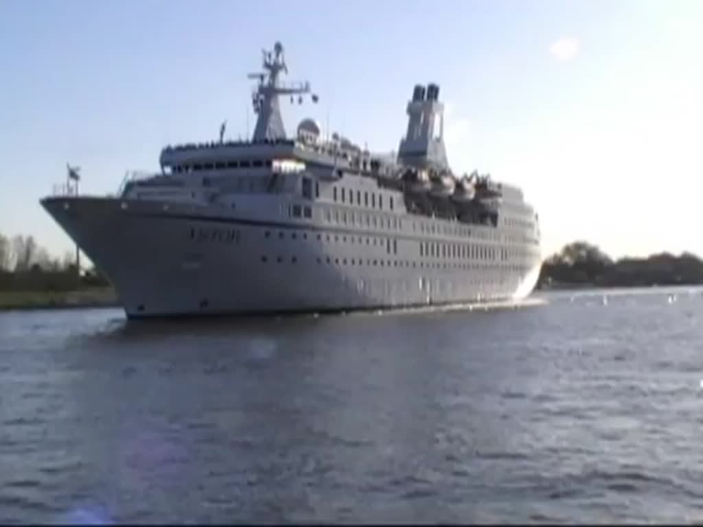 Die Astor IMO-Nummer:8506373 Flagge:Bahamas Länge:177.0m Breite:22.0m Tonnage:21.000BRZ Geschwindigkeit:16,5Knoten Besatzung:278 Passagiere:578 Kabinenanzahl:289 Baujahr:1987 Bauwerft:Howaldtswerke,Kiel Deutschland passiert am 20.04.13 auf dem Nord-Ostsee-Kanal den Ships Welcome Point bei Rendsburg.