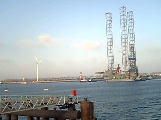 Die Bohrinsel,Noble Hans Deul ,wird in die Werft nach Rotterdam geschleppt.2.1.09