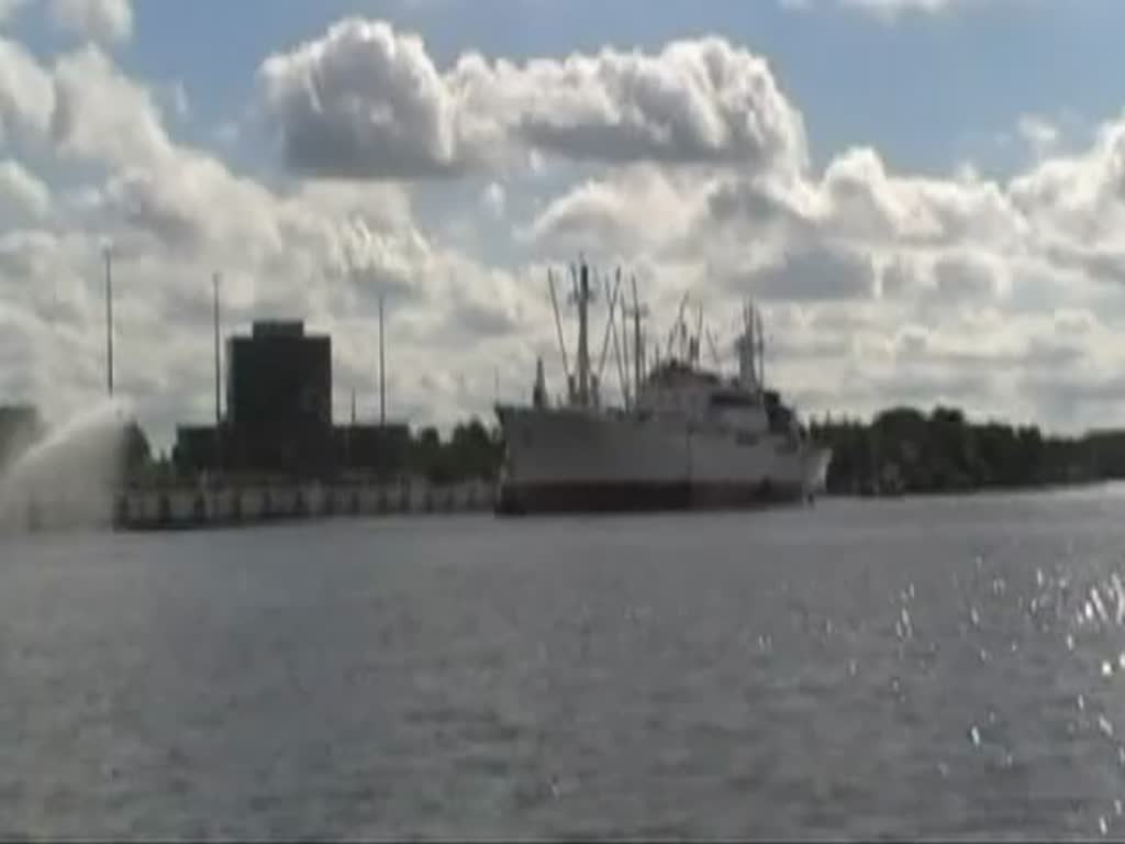 Die Cap San Diego IMO-Nummer:5060794 Flagge:Deutschland Länge:160.0m Breite:20.0m Baujahr:1962 Bauwerft:Deutsche Werft,Hamburg Deutschland beim festmachen im Kreishafen von Rendsburg am 26.06.11