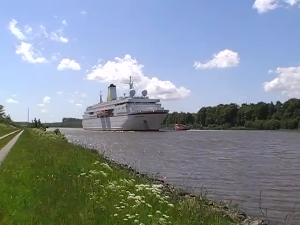 Die Deutschland passiert auf dem Weg nach Kiel Fischerhütte im Nord-Ostsee-Kanal am 06.06.15