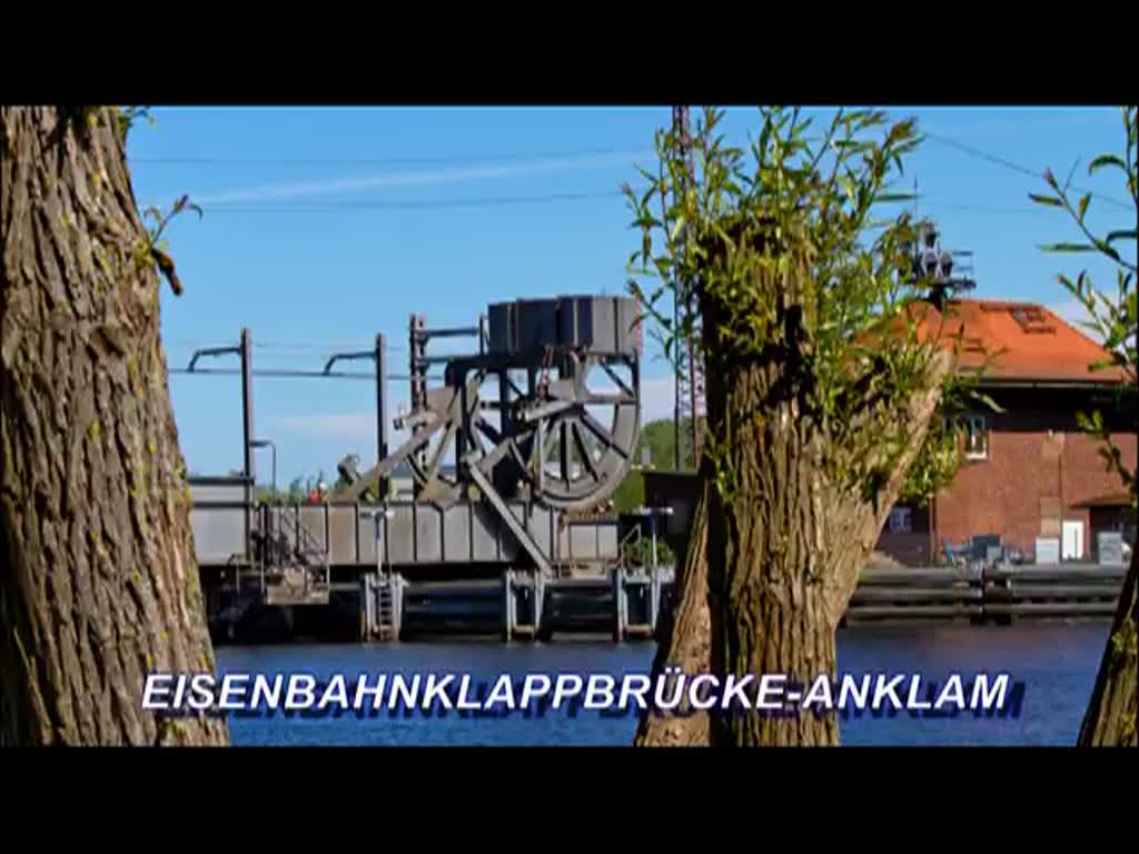 Die Eisenbahnklappbrcke-Anklam wird fr einen polnischen Schubverband geffnet, der im Hafen anlegt. Am Anfang ist der Vergleich zwischen alter Rollklappbrcke mit neuer Klappbrcke durch Bildern von 2011,2012 & 2013 zu sehen. Das Video ist vom 11.05.2013 und auf 1.53 Minuten gerafft. Fr den Ton habe ich Apple Loops mit eingefgt.
