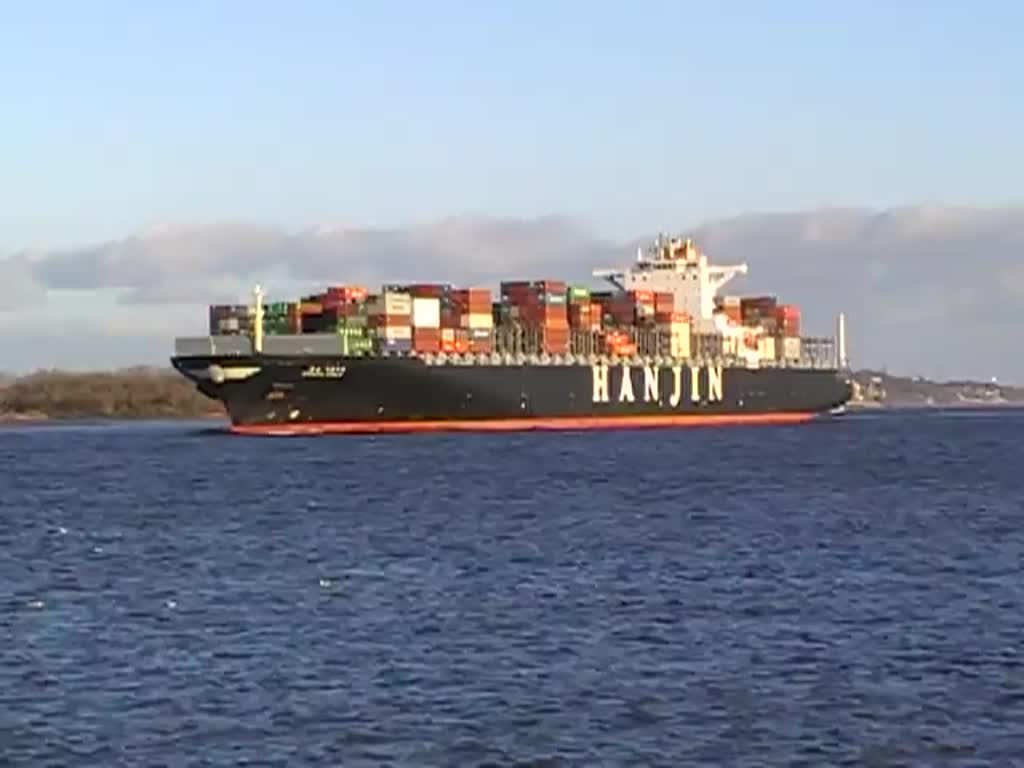 Die Hanjin Italy IMO-Nummer:9484936 Flagge:Liberia Länge:349.0m Breite:46.0m Baujahr:2011 Bauwerft:Hyundai Samho Heavy Industries,Samho Südkorea passiert auslaufend aus Hamburg den Fähranleger in Lühe am 24.11.13