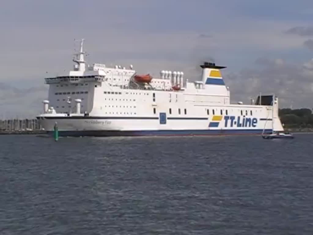 Die Huckleberry Finn IMO-Nummer:8618358 Flagge:Schweden Länge:176.0m Breite:26.0m Baujahr:1988 Bauwerft:Schichau Seebeck,Bremerhaven am 09.07.16 beim auslaufen aus Warnemünde aufgenommen.