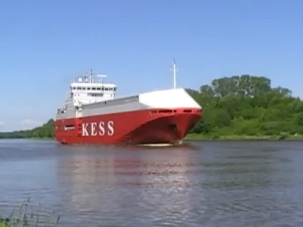 Die Isar Highway IMO-Nummer:9195145 Flagge:Zypern Länge:100.0m Breite:20.0m Baujahr:2000 Bauwerft:Detlef Hegemann Rolandwerft,Berne Deutschland passiert auf dem Nord-Ostsee-Kanal die Hochbrücke bei Grünental am 28.05.12