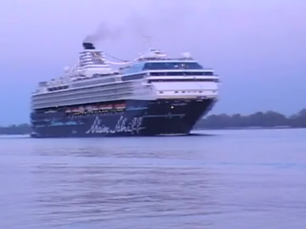 Die Mein Schiff 1 IMO-Nummer:9106297 Flagge:Malta Länge:262.0m Breite:32.0m Baujahr:1996 Bauwerft:Meyer Werft,Papenburg Deutschland passiert beim auslaufen aus Hamburg am 05.05.13 das Willkommen Höft in Schulau Wedel und Grüßt per Horn. 