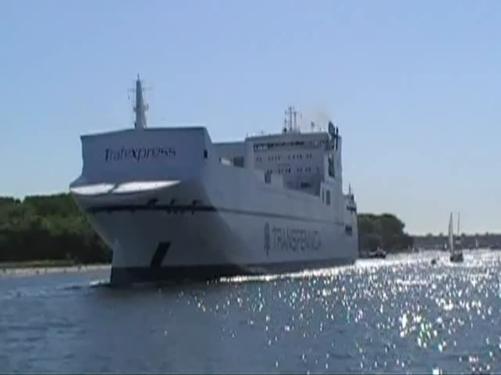 Die Plyca IMO-Nummer:9345398 Flagge:Niederlande Länge:205.0m Breite:26.0m Baujahr:2009 Bauwerft:Stocznia Szczecinska Nowa,Stettin Polen auslaufend aus Travemünde am 04.06.11