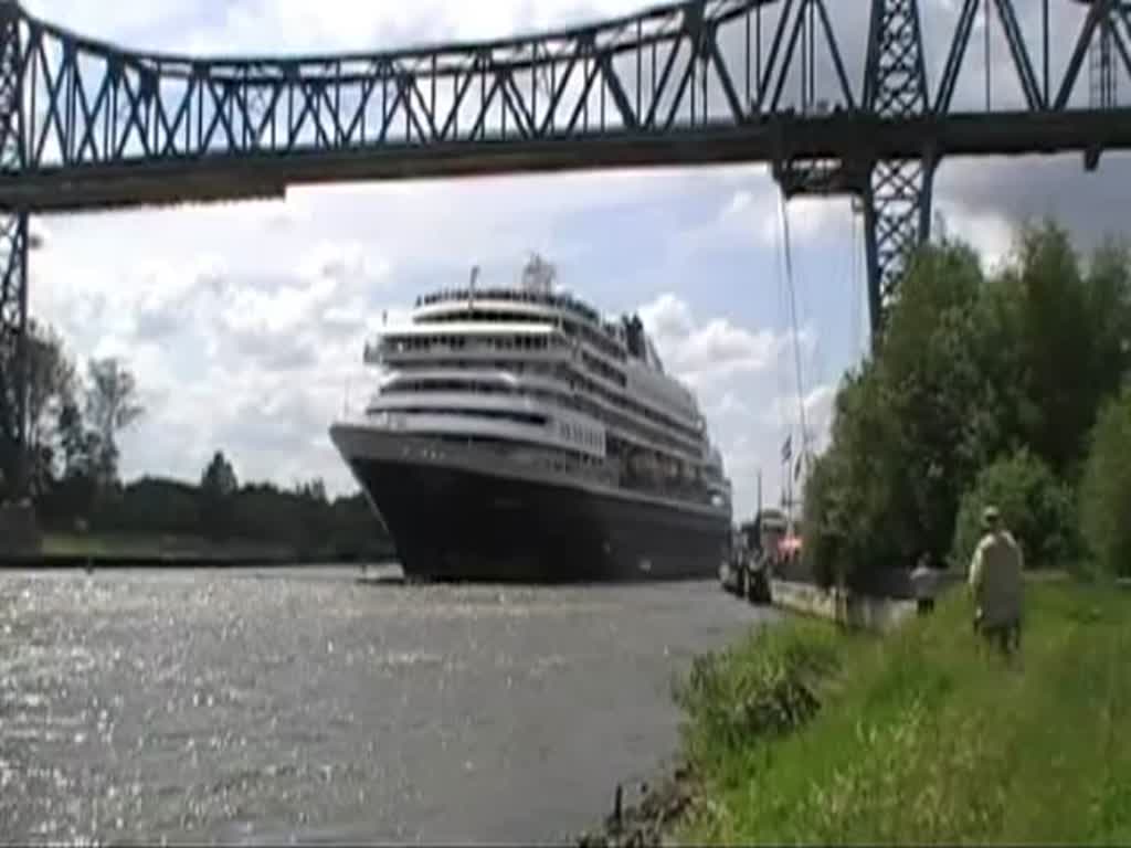 Die Prinsendam IMO-Nummer:8700280 Flagge:Niederlande Länge:204.0m Breite:30.0m Tonnage:38.100BRZ Geschwindigkeit:22Knoten Besatzung:470 Passagiere:835 Kabinenanzahl:396 Baujahr:1988 Bauwerft:Wärtsilä Shipyard,Turku Finnland  passiert den Ships Welcome Point an der Eisenbahnhochbrücke Rendsburg auf dem Nord-Ostsee-Kanal am 09.06.11 