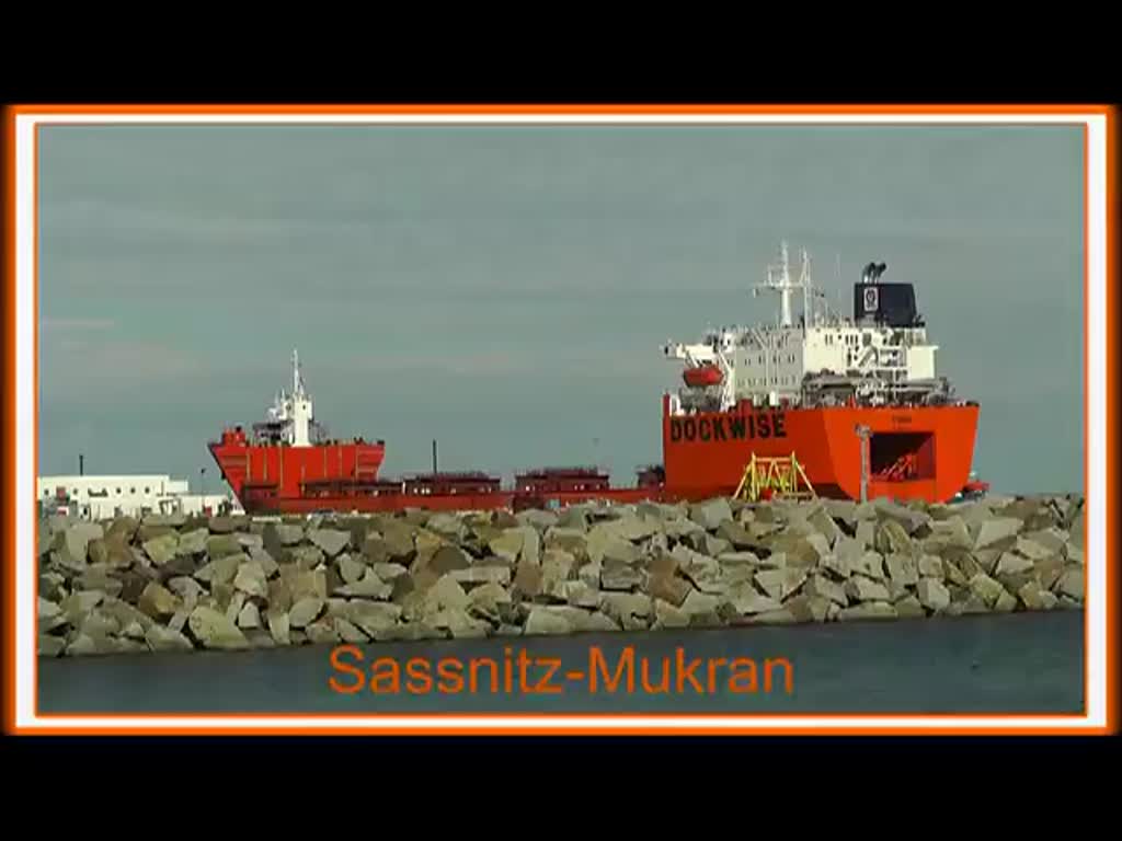 Die SWAN des Spezialunternehmens DOCKWISE wird im Hafen von Mukran zum Auslaufen in Position gebracht und fährt anschliessend auf die Ostsee hinaus. - 17.08.2016 - Video teilweise im Zeitraffer.
