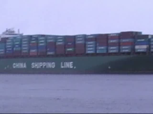 Die Xin Los Angeles IMO-Nummer:9307217 Flagge:Hong Kong Länge:337.0m Breite:46.0m Baujahr:2006 Bauwerft:Samsung Heavy Industries,Ulsan Süd Korea auf dem Weg nach Hamburg passiert am 20.02.10 den Fähranleger Lühe.