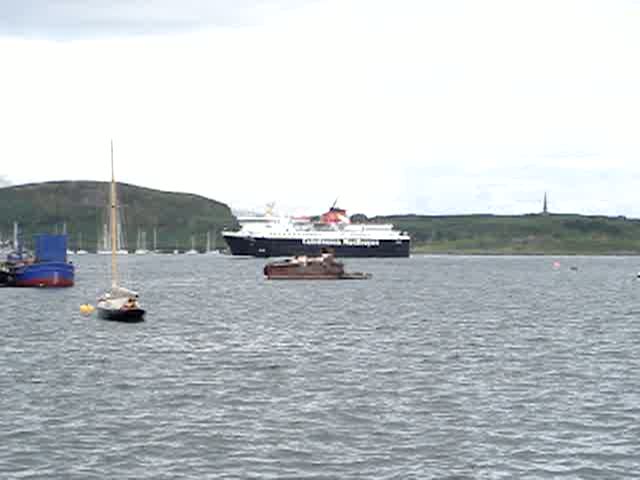 Ein Fhrschiff der Calodian MacBrane fhrt in den Hafen Oban ein