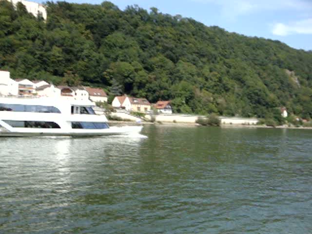 Ein Passagierschiff in Passau
Standort: Dreiflusseck

Mehr Schiffvideos gibt es in besserer Qualitt auf meinen Youtube Channel:

http://www.youtube.com/user/TheMeisterManuel